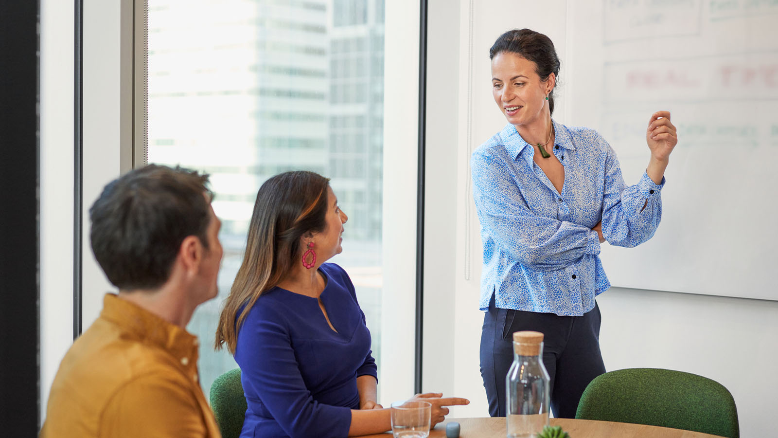 Collaborateurs discutant d’idées innovantes.