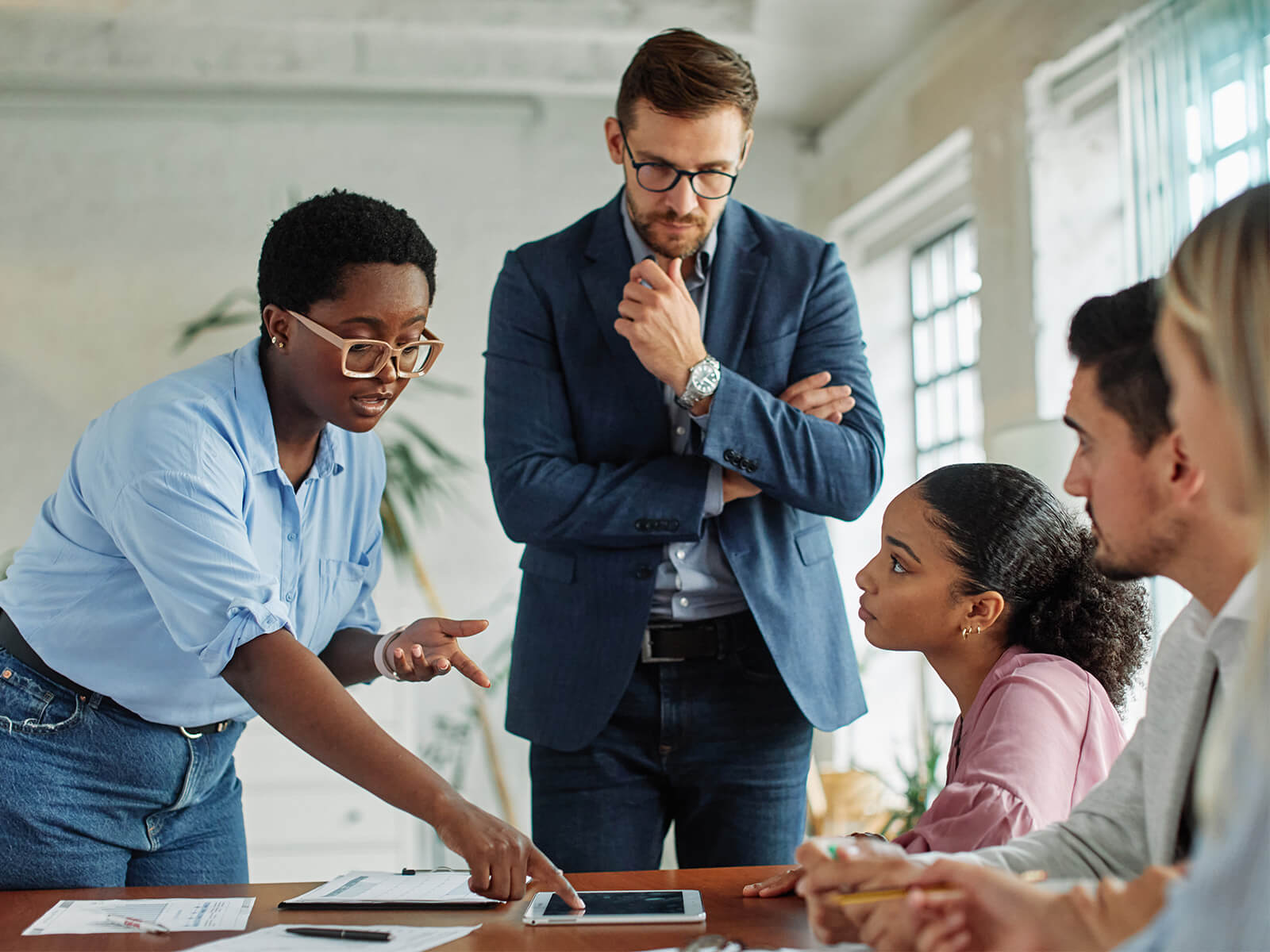 People in a meeting discussing HPE OEM Solutions.