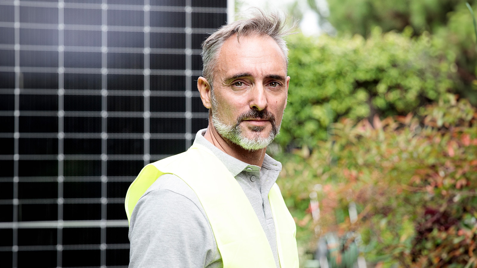 Portrait d’un ouvrier du bâtiment installant des panneaux solaires.