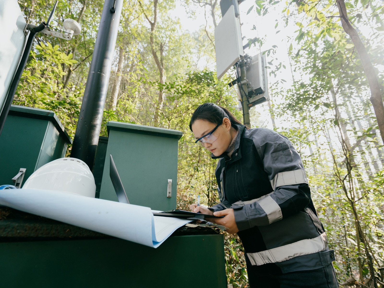 Ein 5G-Kommunikationsingenieur repariert eine Signalbasisstation.