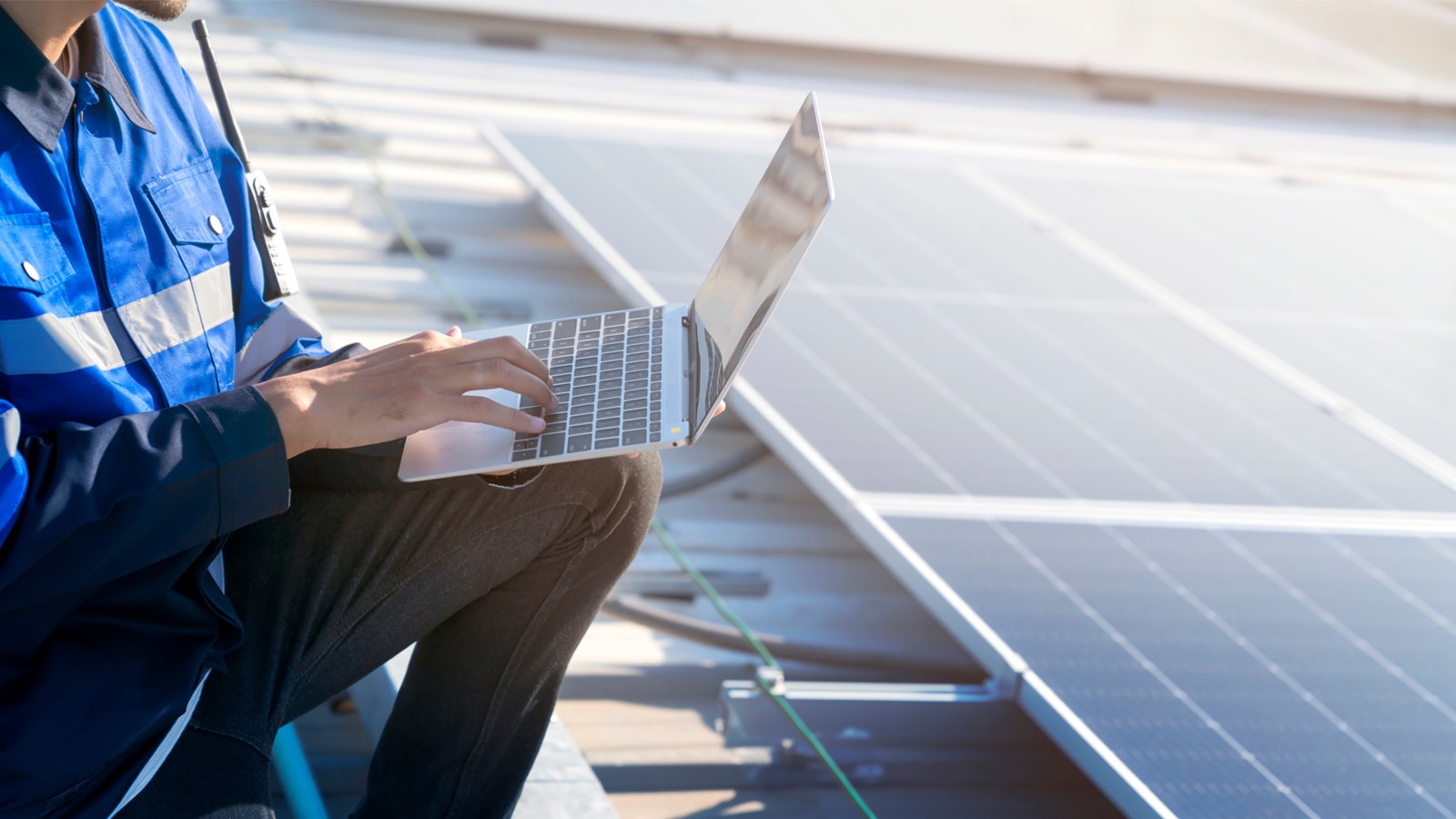 Ingénieur tenant une tablette sur un toit photovoltaïque.